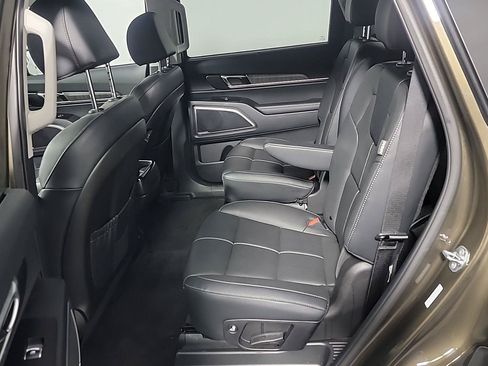 Certified 2025 Kia Telluride EX w/ EX Captain's Chair Package AWD/4WD image 17