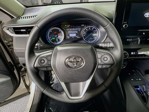 Used 2024 Toyota Venza LE AWD/4WD image 12