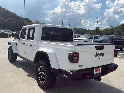 Used 2024 Jeep Gladiator Rubicon AWD/4WD image 6