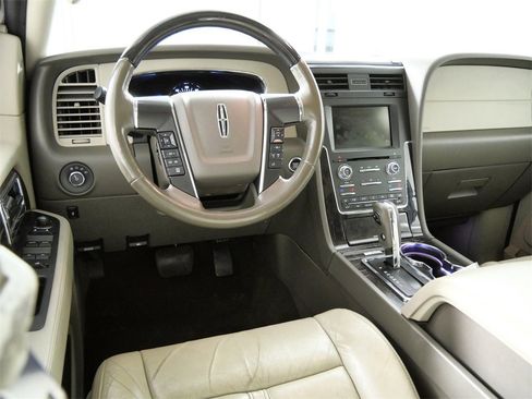 Used 2015 Lincoln Navigator 4WD image 4