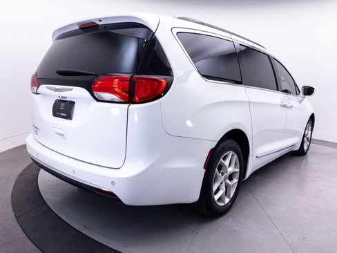 Used 2017 Chrysler Pacifica Touring-L w/ Tire & Wheel Group FWD image 14
