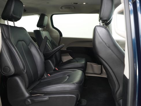 Used 2024 Chrysler Pacifica Limited FWD image 13