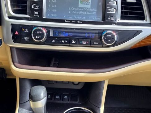 Used 2017 Toyota Highlander Limited Platinum AWD/4WD image 29