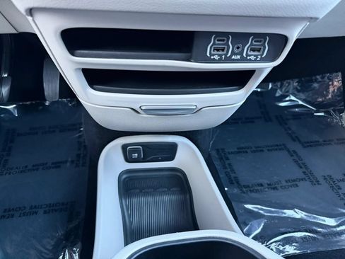 Used 2023 Chrysler Pacifica Touring-L FWD image 28