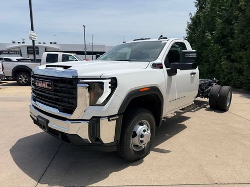 New 2026 GMC Sierra 3500 Pro w/ Convenience Package AWD/4WD image 6