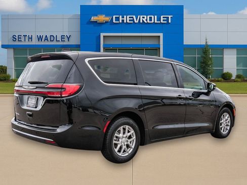 Used 2025 Chrysler Pacifica Select image 7