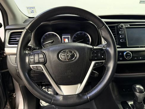 Used 2019 Toyota Highlander XLE AWD/4WD image 22