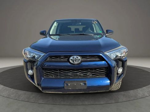 Used 2018 Toyota 4Runner SR5 AWD/4WD image 2