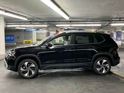 New 2025 Volkswagen Taos SE image 31