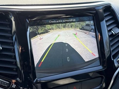 Used 2020 Jeep Cherokee Limited image 33