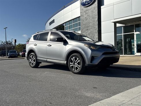 Used 2018 Toyota RAV4 LE image 9