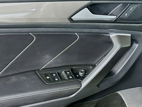 Used 2023 Volkswagen Tiguan SE image 15