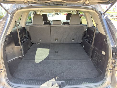 Used 2019 Toyota Highlander LE FWD image 14