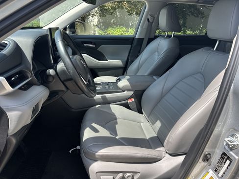 Used 2024 Toyota Highlander XLE AWD/4WD image 14