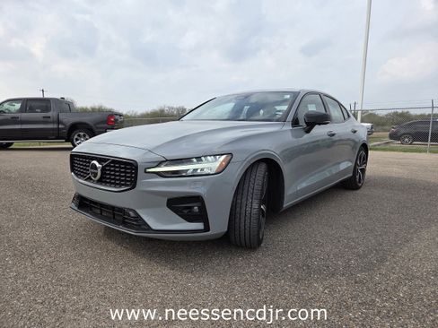 Used 2024 Volvo S60 B5 Plus image 3