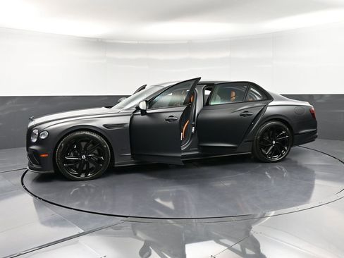 Used 2025 Bentley Flying Spur Plug-In Hybrid image 42