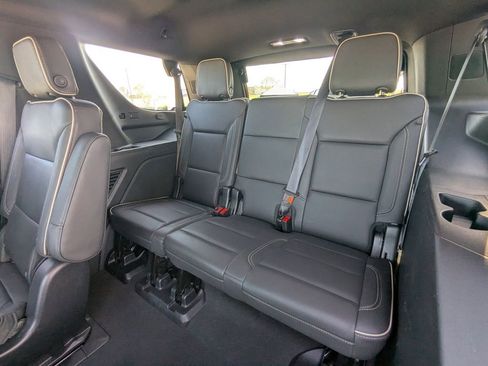 Used 2022 GMC Yukon SLT w/ SLT Luxury Package image 16