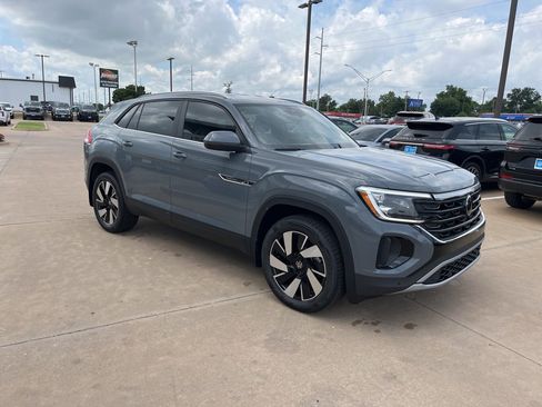 New 2025 Volkswagen Atlas Cross Sport SE image 3