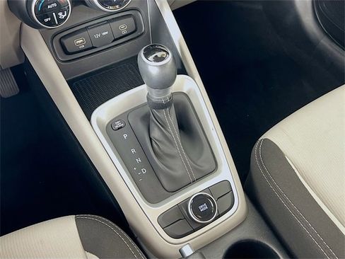 Used 2024 Hyundai Venue SEL image 21