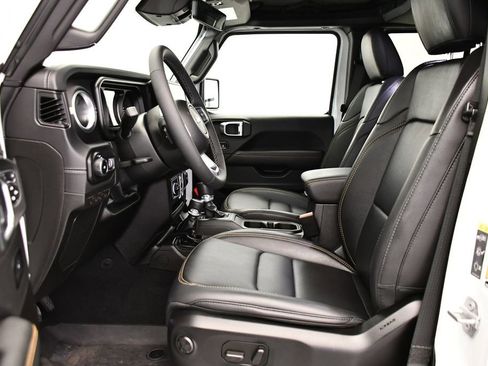 Used 2025 Jeep Wrangler Sahara image 33