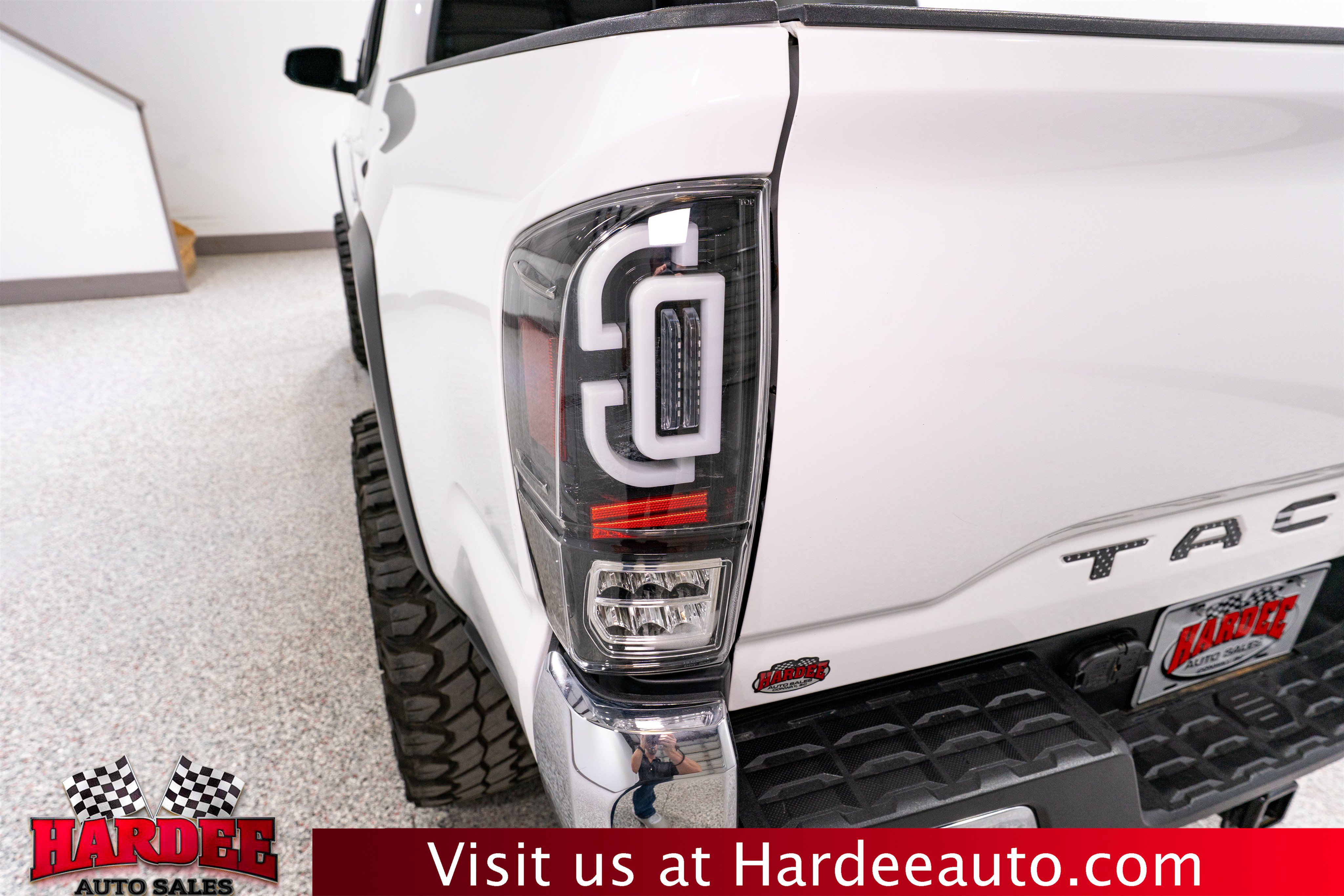Used 2018 Toyota Tacoma TRD Off-Road AWD/4WD image 9