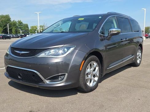 Used 2018 Chrysler Pacifica Limited w/ Advanced Safetytec Group FWD image 2
