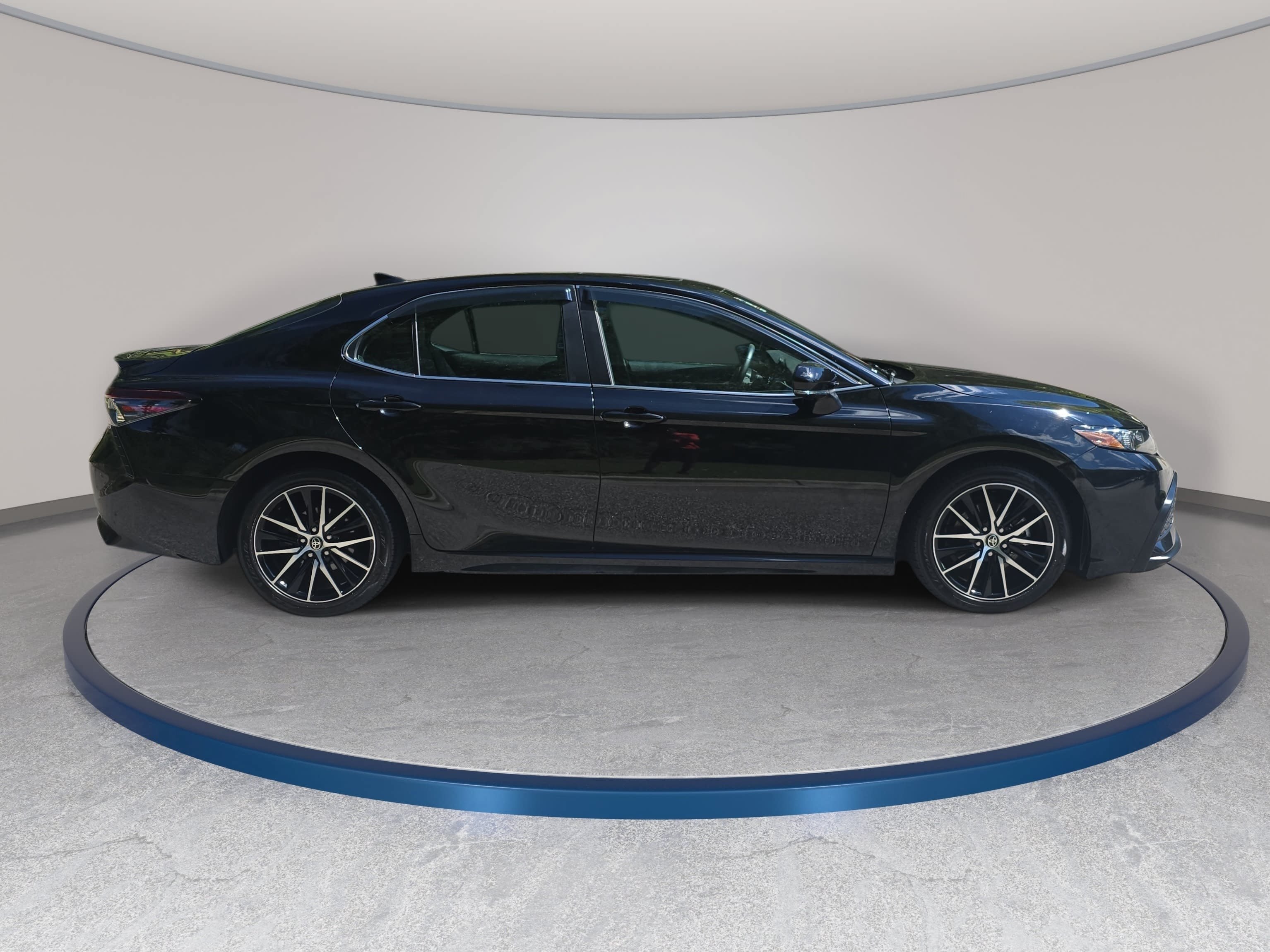 Used 2024 Toyota Camry SE FWD image 4