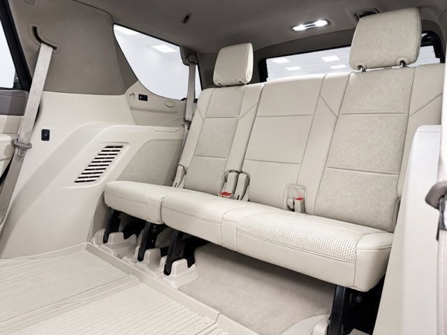 Used 2025 Cadillac Escalade Sport Platinum w/ LPO, Floor Liner Package AWD/4WD image 28
