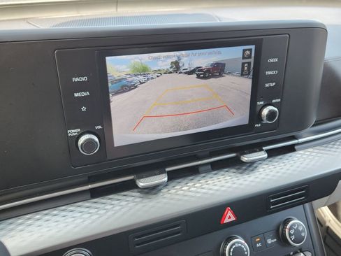 Used 2022 Kia Carnival LX FWD image 16