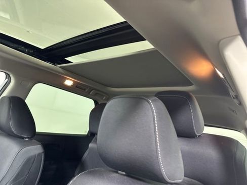 Used 2024 Nissan Pathfinder SV image 12