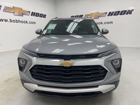 Used 2025 Chevrolet TrailBlazer LT FWD image 2