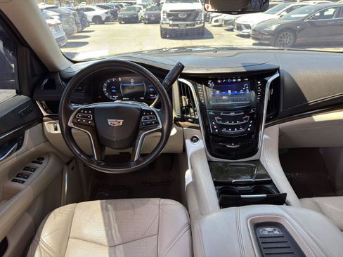 Used 2019 Cadillac Escalade ESV Luxury AWD/4WD image 36
