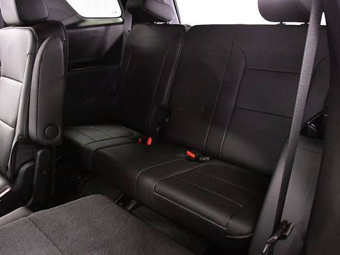 Used 2023 Chevrolet Traverse LT w/ Rear Camera Mirror Package image 30