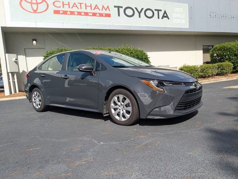 Used 2025 Toyota Corolla LE FWD image 2