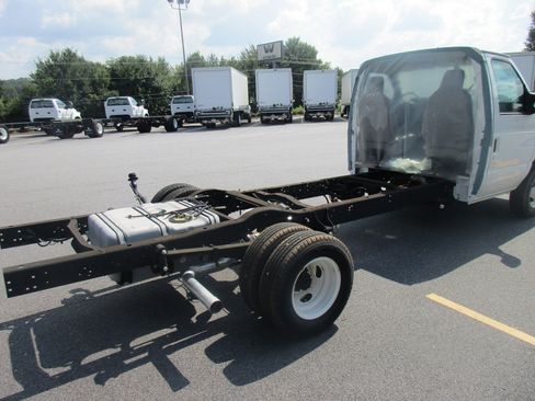 New 2024 Ford E-450 and Econoline 450 Super Duty w/ Driver's Safety Package RWD image 5