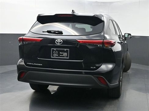 Used 2020 Toyota Highlander XLE image 3