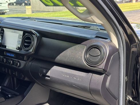 Used 2022 Toyota Tacoma SR w/ SX Package AWD/4WD image 18