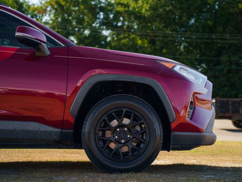 Used 2019 Toyota RAV4 XLE w/ Convenience Package FWD image 9