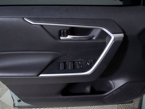 Used 2022 Toyota RAV4 XLE Premium image 16