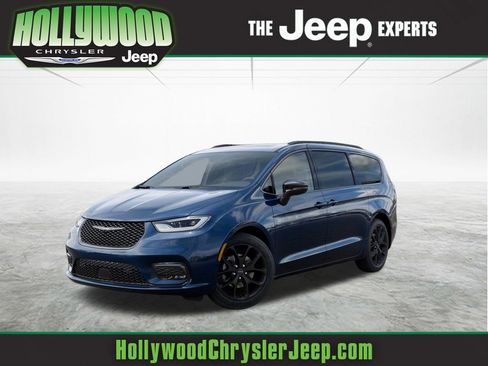 New 2025 Chrysler Pacifica Limited image 1