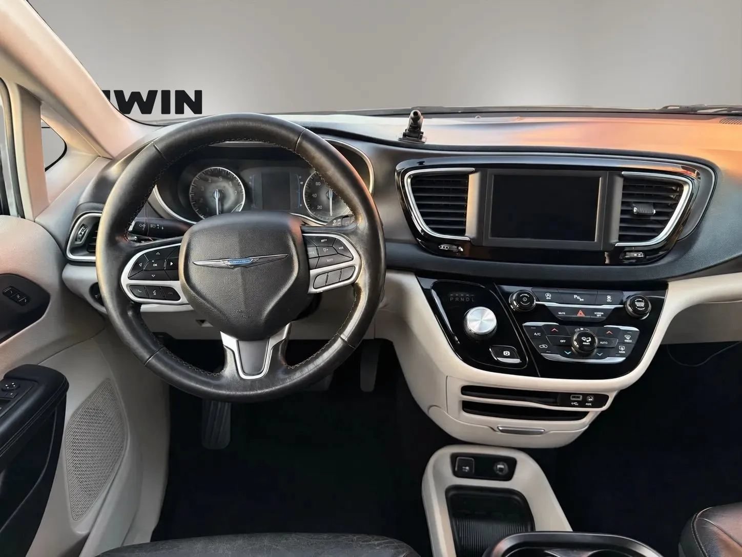 Used 2020 Chrysler Pacifica Touring-L FWD image 13