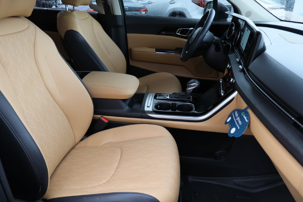 Used 2023 Kia Carnival EX FWD image 28