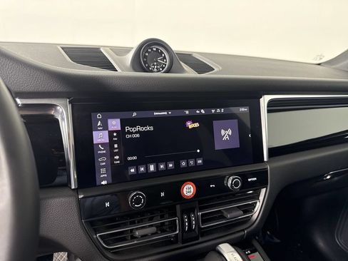 Certified 2026 Porsche Macan AWD/4WD image 28