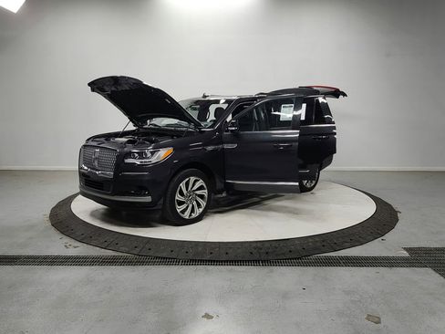 Used 2023 Lincoln Navigator Reserve image 11