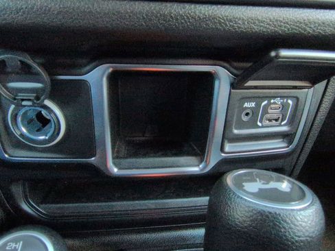 Used 2024 Jeep Wrangler Sport image 27