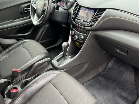 Used 2021 Chevrolet Trax LT w/ LT Convenience Package image 16