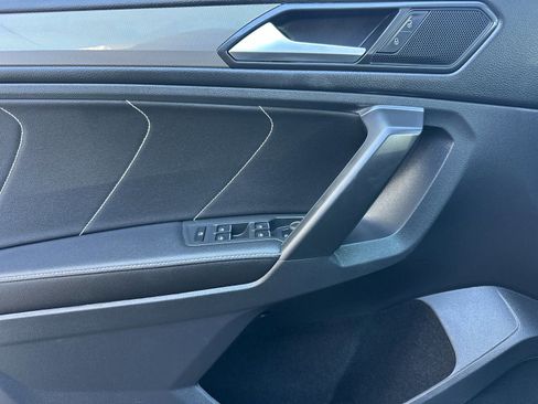 Used 2023 Volkswagen Tiguan SE image 11