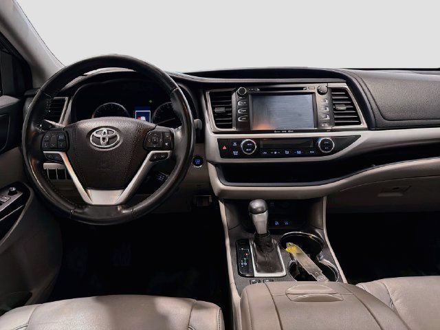 Certified 2017 Toyota Highlander XLE w/ Carpet Mat Package AWD/4WD image 20
