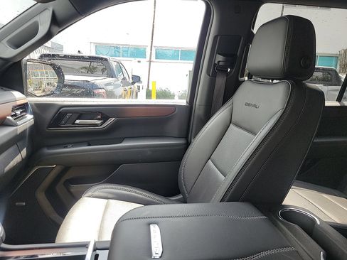 Used 2025 GMC Yukon Denali AWD/4WD image 30