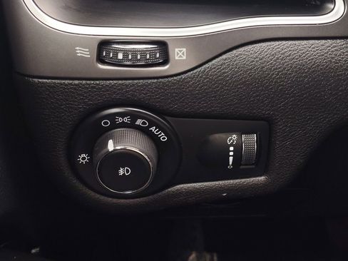 Used 2019 Jeep Cherokee Latitude w/ Popular Appearance Group image 11